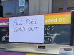 Questa città è rimasta senza carburante giorni fa. Nessuno sa quando ne arriveranno altri