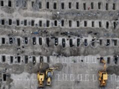 Fosse comuni e grandi folle mentre l’Iran piange “168 bambini uccisi dallo sciopero USA-Israele”