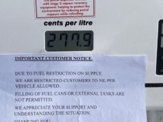 Le stazioni di servizio introducono tappi da 50 litri mentre lo shock dell’offerta continua