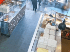 La polizia pubblica il filmato del momento in cui gli uomini assaltano un negozio di kebab a Sydney durante la sparatoria