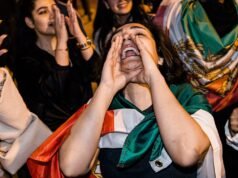 Gli iraniani festeggiano in tutto il mondo dopo che i leader supremi sono stati uccisi negli attacchi israeliani