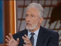 Jon Stewart è nel panico per l’affollato campo democratico che potrebbe consentire ai repubblicani di vincere la corsa al governatore della California