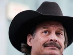 L’esercito americano esamina il sorvolo di un elicottero Apache nella tenuta di Kid Rock