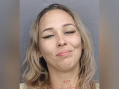 Mamma della Florida con un tatuaggio sulla faccia sorride in una foto segnaletica dopo aver presumibilmente tentato di uccidere la sorella