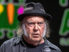 Neil Young “depresso” al lavoro su un album di protesta anti-Trump