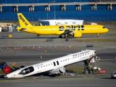 I passeggeri inorriditi in rullaggio all’aeroporto LaGuardia possono vedere il luogo dell’incidente mortale e i rottami contorti del jet Air Canada