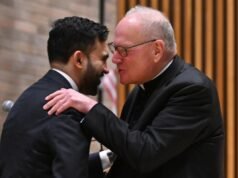 Il cardinale Timothy Dolan sussurra amichevolmente all’orecchio di Mamdani all’evento della polizia di New York – mentre l’ex arcivescovo ha detto di essere “seccato” per gli insulti del sindaco
