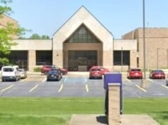 Un insegnante dell’Indiana si arrabbia dopo aver detto agli studenti di quinta elementare che “si comportano come scimmie allo zoo”