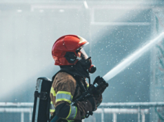 Vigile del fuoco illeso caduto dal pavimento mentre ne salvava tre