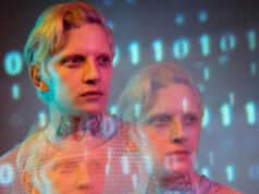 Il senatore Jim Banks avverte che gli Stati Uniti devono vincere la corsa all’intelligenza artificiale contro la Cina per impedire il dominio globale