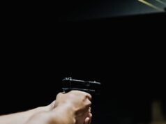 Il presunto intruso minaccia gli occupanti della casa e viene colpito