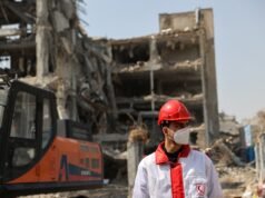 Gli operatori di emergenza iraniani cercano sopravvissuti dopo gli attacchi mortali USA-Israele