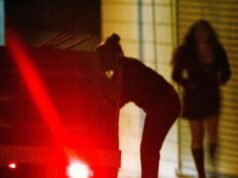 La tendenza virale di TikTok mostra le donne della generazione Z che si autodefiniscono “Giovani troie”