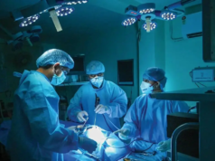 I medici di Faridabad eseguono una sostituzione robotica del ginocchio su un uomo keniota di 6 piedi