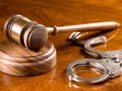 Un uomo è stato sorpreso a Oakland da un magnaccia sotto copertura mentre era fuori di prigione per un caso pendente di armi, dicono i federali