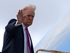 DeSantis firma un disegno di legge che rinomina l’aeroporto internazionale di Palm Beach in favore di Donald Trump