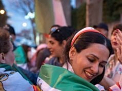 Gli iraniani eseguono la “danza di Trump” per ringraziare il presidente per aver eliminato l’Ayatollah Khamenei