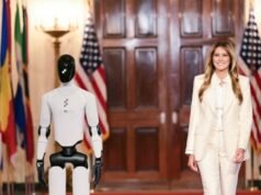 Melania Trump si pavoneggia accanto a Robot in Dolce & Gabbana