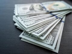 Le aziende di New York ora devono accettare contanti, ma centinaia di negozi di New York rifiutano con aria di sfida e escogitano soluzioni creative