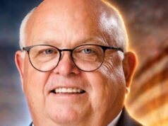 Il preside dell’Oklahoma che ha fermato l’attentatore a scuola è stato incoronato re del ballo di fine anno