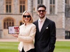Carey Mulligan è supportata dal marito Marcus Mumford mentre dice di sentirsi “straordinaria” dopo essere stata premiata con un CBE da King Charles