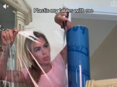 Le donne viaggiatrici rivelano che il loro segreto per case immacolate è avvolgere tutto nella PLASTICA… dai divani e cuscini ai tappeti e persino ai tappetini da bagno