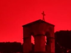 L’isola greca è ricoperta da una tempesta di sabbia del Sahara e colpita da tornado, con voli per le vacanze di Pasqua deviati e il cielo che diventa inquietantemente rosso e arancione