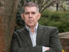 Hai un piano di lavoro in cucina fantastico? La metà delle nuove superfici della cucina sono realizzate in quarzo artificiale. Ora la terrificante indagine di STEVE BOGGAN rivela come possano causare malattie polmonari fatali e incurabili…