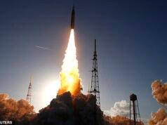 Artemis II della NASA decolla verso la Luna con un decollo infuocato, mandando gli esseri umani nello spazio più lontano che mai