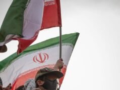 Mullah iraniani disperati lanciano una campagna di reclutamento militare “per difendere il suolo del paese” inviando messaggi di testo di massa dopo aver “armato dodicenni per presidiare le strade”