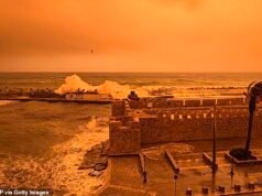 Tempeste mortali colpiscono la Grecia e le isole Mediterranee soffocate sotto la nuvola di polvere del Sahara mentre onde di 15 piedi martellano le Baleari mentre l’Europa combatte il clima selvaggio delle vacanze di Pasqua