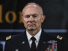 Pete Hegseth licenzia l’ufficiale di più alto grado dell’esercito americano nel mezzo della guerra con l’Iran