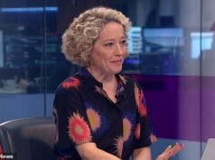 Cathy Newman piange durante la sua ultima notte su Channel 4 mentre intervista i genitori della ragazza che si è tolta la vita attraverso un forum sul suicidio