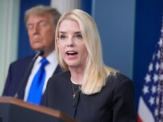 Donald Trump cerca di distrarre dai fallimenti della guerra in Iran licenziando il procuratore generale accusato del fiasco dei file Epstein e attaccando la “prugna secca” Bruce Springsteen