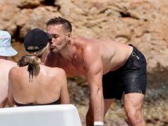 Vogue Williams in bikini e il fusto marito Spencer Matthews continuano a dissipare le voci divergenti mentre fanno le valigie sul PDA durante una lussuosa vacanza in famiglia nella soleggiata St Barts