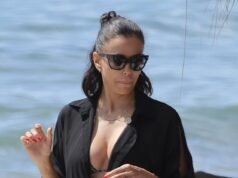 Eva Longoria, 51 anni, si esibisce in modo volgare in bikini e top trasparente mentre fa le valigie in PDA con il marito José Bastón