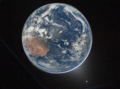 Nuova abbagliante visione della Terra catturata dagli astronauti di Artemis II in viaggio verso la luna