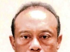 Tiger Woods catturato in uniforme da detenuto in una foto segnaletica appena rilasciata mentre il jet dell’eroe del golf fugge a Zurigo con la promessa di farsi curare