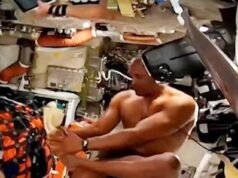 L’astronauta muscoloso Victor Glover ripreso dalla telecamera mentre faceva una “doccia spaziale”