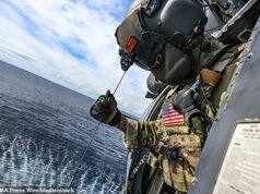 Mentre gli iraniani si avvicinavano, un’unità d’élite delle truppe di soccorso americane, sotto il fuoco pesante, si precipitò per afferrare il pilota incagliato: IAN GALLAGHER