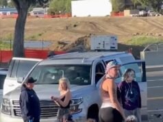 Tori Spelling si riprende dal terrificante incidente automobilistico che ha portato la famiglia in ospedale mentre parla con i paramedici in seguito