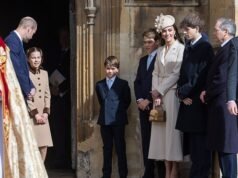 Il figlio del principe Edoardo e Sophie, James, conte di Wessex, 18 anni, ha un ruolo di primo piano durante la funzione della domenica di Pasqua mentre sorride accanto a Kate e William durante una rara gita reale
