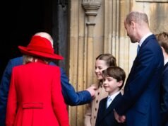 La principessa Charlotte ruba la scena e riceve una carezza affettuosa da suo nonno Charles mentre la famiglia reale presenta un fronte unito durante il servizio della domenica di Pasqua