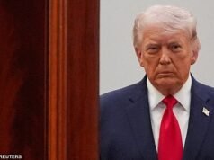 Trump afferma che i civili iraniani vogliono che l’America scateni la potenza militare mentre minaccia di spazzare via “ogni centrale elettrica” e di non lasciare ponti in piedi