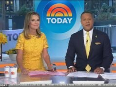 Savannah Guthrie piange durante il ritorno di Today mentre incontra i sostenitori fuori dallo studio di New York della NBC, due mesi dopo il rapimento di madre Nancy