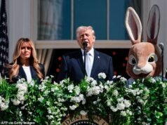 Trump saluta l’incessante bombardamento dell’Iran insieme a Melania e al gigantesco coniglietto pasquale mentre i bambini scendono alla Casa Bianca