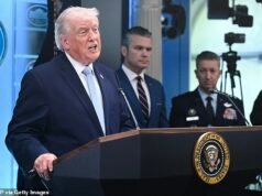 Trump descrive nei dettagli l’audace salvataggio di 155 aerei di un aviatore abbattuto e insanguinato, mentre promette al carcere “infiltratore” che ha quasi fatto saltare in aria il piano di salvataggio: “Dio stava guardando”