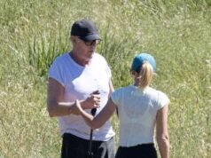 La star di Baywatch David Hasselhoff, 73 anni, sembra fragile mentre si appoggia alla moglie nel primo avvistamento pubblico dopo l’intervento chirurgico