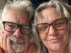 Il marito di una donna americana scomparsa alle Bahamas scivola nell’oceano e rimane ferito mentre veniva trasportato dalla polizia