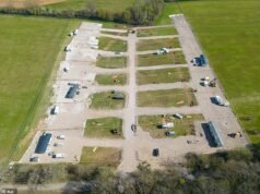 Le famiglie dei viaggiatori si trasferiscono dopo il furto di terra durante le vacanze di Pasqua: fino a una dozzina di carovane hanno allestito un accampamento illegale dopo aver gettato cemento sul campo del villaggio durante il fine settimana di quattro giorni